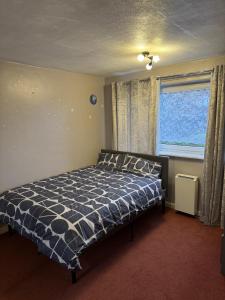 - une chambre avec un lit et une fenêtre dans l'établissement Inviting 2-Bed Apartment in Southampton, à Southampton