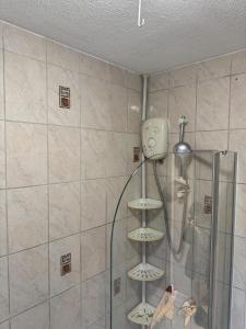 La salle de bains est pourvue d'une douche avec un pommeau de douche. dans l'établissement Inviting 2-Bed Apartment in Southampton, à Southampton