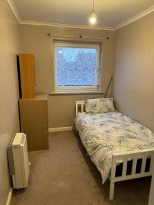 - une petite chambre avec un lit et une fenêtre dans l'établissement Inviting 2-Bed Apartment in Southampton, à Southampton