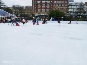 un groupe de personnes patinant sur une patinoire dans l'établissement Blue Palms, à Bournemouth