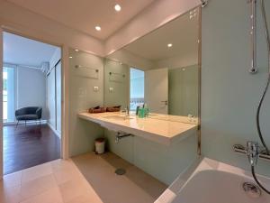 Ένα μπάνιο στο Luxury Apartment in the Center +34 φωτογραφίες