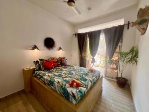 Schlafzimmer mit einem Bett und einem Fenster in der Unterkunft Gadea Boutique Hotel& Gadea Garden Italian Restaurant in Jambiani