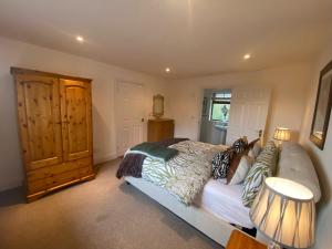 una camera con un letto e due lampade di Inishclare Cottages a Killadeas