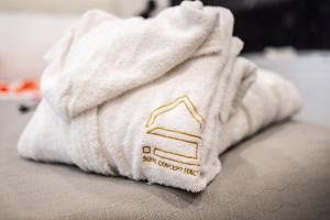 Una toalla sobre una cama en SUITE SPACE by concept italy, en Casoria