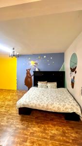 大叻的住宿－An Yên Villa Đà Lạt，卧室配有一张墙上的星星床