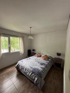 una camera con un letto e una finestra di La casita del bosque a San Martín de los Andes