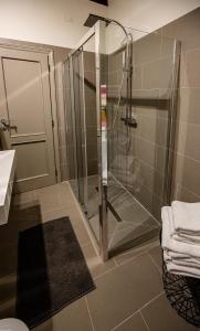 A bathroom at Acacia Firenze - Girasole