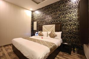 a bedroom with a large bed in a room at Super OYO Hotel Rich Inn in Amritsar