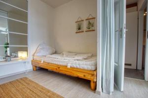 une chambre avec un lit dans l'angle d'une pièce dans l'établissement Ferienpark - Haus H, App 0H0606, à Heiligenhafen