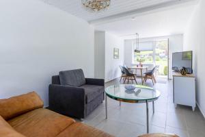 un salon avec un canapé et une table dans l'établissement Ferienwohnung "Sonnenschein", à Tarnewitz 20 autres photos