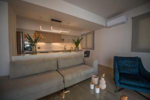 Arvacay Luxury Home في ماليا: غرفة معيشة مع أريكة ومطبخ