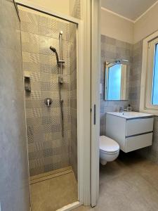 e bagno con doccia, servizi igienici e lavandino. di Canovetta Country House "Camelia" - nearby Cremona 