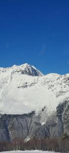 Vista generica sulle montagne o vista sulle montagne dall'interno dell'affittacamere