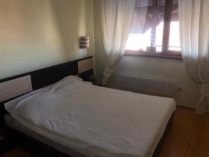 Postel nebo postele na pokoji v ubytování Bansko Palace