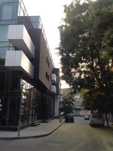 un edificio en una calle con coches aparcados delante en Apartment Braila, en Plovdiv