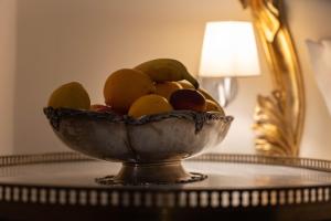 un bol de fruta encima de una mesa en Morali Palace, en Génova