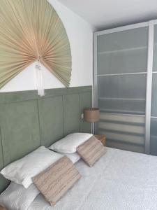 Cama o camas de una habitación en Soleado y luminoso apartamento