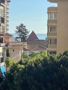 vistas a una ciudad con edificios y árboles en Soleado y luminoso apartamento, en Fuengirola