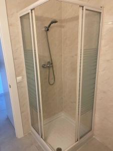 y baño con ducha y puerta de cristal. en Soleado y luminoso apartamento, en Fuengirola