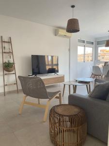 sala de estar con sofá, silla y mesa en Soleado y luminoso apartamento, en Fuengirola