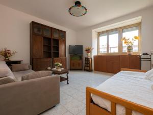 Ampio e luminoso appartamento, posto auto gratuito - Quarenghi في ميلانو: غرفة معيشة مع سرير وأريكة