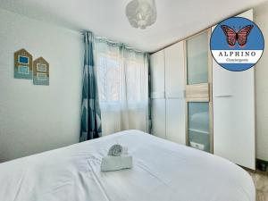 利摩日的住宿－L'Expo, moderne et lumineux，一间卧室,床上有蝴蝶标志