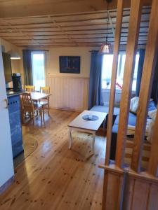 een woonkamer met een bank en een tafel in een kamer bij Sjötorp säteri & stugby in Larv