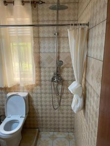 Budget Retreat Kiyovu في كيغالي: حمام مع دش ومرحاض