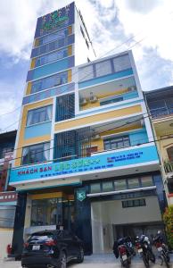 a building with motorcycles parked in front of it at Lộc Sơn Hotel in Buon Ma Thuot