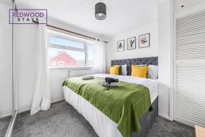 سرير أو أسرّة في غرفة في Cosy 3 Bedroom House for Contractors & Families, x2 FREE Parking, WiFi & Netflix By FIROZ PROPERTY MANAGEMENT