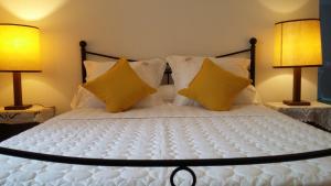 - une chambre avec un lit blanc et 2 lampes dans l'établissement House Angeli, à Prunelli-di-Fiumorbo