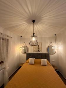 Un dormitorio con una cama grande con una lámpara de araña. en Apartmani Lana, en Vlašić
