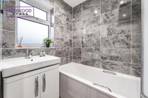 Un baño de Cosy 3 Bedroom House for Contractors & Families, x2 FREE Parking, WiFi & Netflix By FIROZ PROPERTY MANAGEMENT