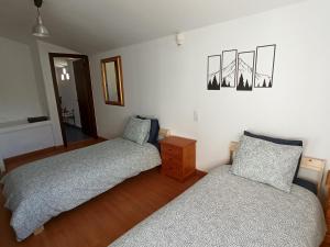 sypialnia z 2 łóżkami i zdjęciem na ścianie w obiekcie Casa la Baronia w mieście Chulilla