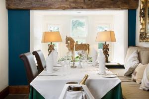 a dining room with a table with two lamps at Timble Inn in Timble