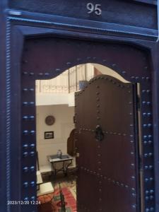 eine offene Tür in ein Zimmer mit einem Tisch in der Unterkunft Riad Ahlsouss in Marrakesch