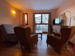 索爾德烏的住宿－Soldeu Paradis Pleta 2，客厅配有沙发、椅子和电视