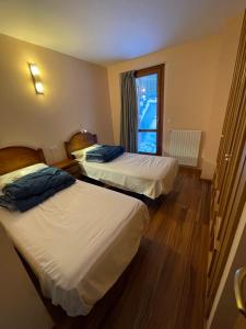 een hotelkamer met 2 bedden en een raam bij Soldeu Paradis Pleta 2 in Soldeu
