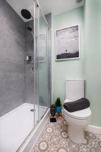 y baño con aseo y ducha. en Perfect Getaway - Central Plymouth Apartment - Sleeps 4 - By Habita Property en Plymouth