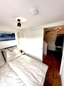 a bedroom with a white bed in a room at Zentrale Wohnung mit Dachterasse in Bregenz