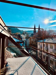 balkon z widokiem na miasto w obiekcie Zentrale Wohnung mit Dachterasse w Bregencji