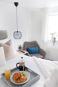 Perfect Getaway - Central Plymouth Apartment - Sleeps 4 - By Habita Property في بلايموث: صينية مع صحن من الطعام على سرير