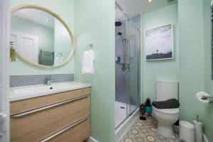 y baño con lavabo, aseo y espejo. en Perfect Getaway - Central Plymouth Apartment - Sleeps 4 - By Habita Property en Plymouth