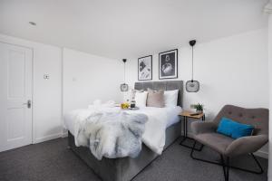 1 dormitorio con 1 cama grande y 1 silla en Perfect Getaway - Central Plymouth Apartment - Sleeps 4 - By Habita Property en Plymouth