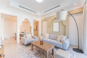 Posezení v ubytování Traditional 2 Bedroom with Dubai Fountain View