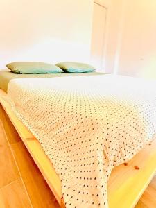 un letto con due cuscini sopra in una stanza di nuovo appartamento a due passi dal centro a Torino