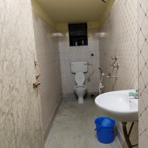 Maya home stay في كولْكاتا: حمام صغير مع مرحاض ومغسلة