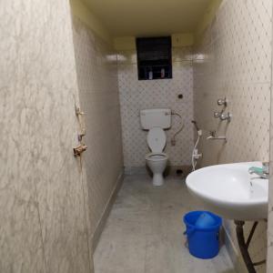 Maya home stay في كولْكاتا: حمام مع مرحاض ومغسلة