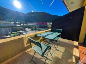 ジェムノにあるBest Western Gemenos en Provenceの景色を望むバルコニー(テーブル、椅子付)