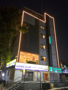 un bâtiment avec des lumières au-dessus de celui-ci la nuit dans l'établissement NO 7 Grandeur Hotel, à Bangalore